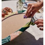 - Supla2li-7313-Gorsel4 - Realhomes  Realhomes Renkli Zemin Üzerinde Soyut Çizimli Yaprak Motifli Modern 2'li Yuvarlak Servis Altlığı - Supla Realhomes