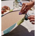 - Supla2li-7315-Gorsel4 - Realhomes Realhomes Soft Renkli Zemin Üzerinde Onedraw Çizimli Yaprak Motifli 2'li Yuvarlak Servis Altlığı - Supla Realhomes