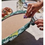 Realhomes Renkli Zemin Üzerinde Onedraw Çizimli Yaprak Motifli 2'li Yuvarlak Servis Altlığı - Supla Realhomes