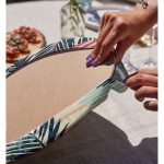 - Supla2li-7328-Gorsel4 - Realhomes Realhomes Renkli Zemin Üzerinde Onedraw Çizimli Yaprak Motifli 2'li Yuvarlak Servis Altlığı - Supla Realhomes