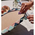 - Supla2li-7329-Gorsel4 - Realhomes  Realhomes Renkli Zemin Üzerinde Üçgen Desenli Dijital Baskılı Modern 2'li Yuvarlak Servis Altlığı - Supla Realhomes