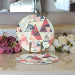 - Supla2li-7330-Gorsel3 - Realhomes Realhomes Renkli Zemin Üzerinde Üçgen Desenli Dijital Baskılı Modern 2'li Yuvarlak Servis Altlığı - Supla Realhomes