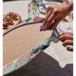 - Supla2li-7330-Gorsel4 - Realhomes Realhomes Renkli Zemin Üzerinde Üçgen Desenli Dijital Baskılı Modern 2'li Yuvarlak Servis Altlığı - Supla Realhomes