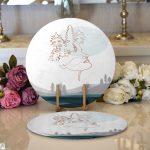 - Supla2li-7345-Gorsel1 - Realhomes Realhomes Beyaz Zemin Üzerinde Manzara Motifli Bayan Silüeti Modern 2'li Yuvarlak Servis Altlığı - Supla Realhomes