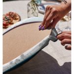 - Supla2li-7345-Gorsel4 - Realhomes Realhomes Beyaz Zemin Üzerinde Manzara Motifli Bayan Silüeti Modern 2'li Yuvarlak Servis Altlığı - Supla Realhomes