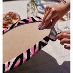 - Supla2li-7365-Gorsel4 - Realhomes  Realhomes Siyah Zeminli Pembe Renkli Çizim Dijital Baskılı Modern 2'li Yuvarlak Servis Altlığı - Supla Realhomes