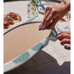 Realhomes Renkli Zemin Üzerinde Onedraw Çizimli Yaprak Motifli 2'li Yuvarlak Servis Altlığı - Supla Realhomes