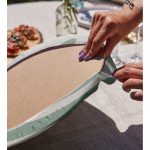 - Supla2li-7382-Gorsel4 - Realhomes Realhomes Renkli Zemin Üzerinde Onedraw Çizimli Yaprak Motifli 2'li Yuvarlak Servis Altlığı - Supla Realhomes