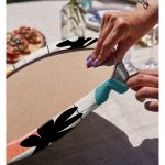 - Supla2li-7387-Gorsel4 - Realhomes Realhomes Renkli Zemin Üzerinde Onedraw Çizimli Yaprak Motifli 2'li Yuvarlak Servis Altlığı - Supla Realhomes