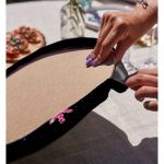 Realhomes Siyah Zeminli Pembe Renkli Kartanesi Desenli Dijital Baskılı Modern 2'li Yuvarlak Servis Altlığı - Supla Realhomes