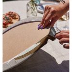 - Supla2li-7540-Gorsel4 - Realhomes Realhomes Renkli Zemin Üzerinde Onedraw Çizimli Yaprak Desenli 2'li Yuvarlak Servis Altlığı - Supla Realhomes