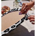 Realhomes Gri Zemin Üzerinde Geometrik Çizim Dijital Baskılı Modern 2'li Yuvarlak Servis Altlığı - Supla Realhomes