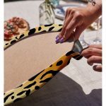 Realhomes Renkli Zemin Üzerinde Siyah Detaylı Geometrik Çizim 2'li Yuvarlak Servis Altlığı - Supla Realhomes