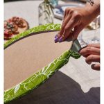 - Supla2li-7611-Gorsel4 - Realhomes Realhomes Rengarenk Zemin Üzerinde Onedraw Çizimli Çiçek Desenli 2'li Yuvarlak Servis Altlığı - Supla Realhomes