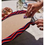 Realhomes Lacivert Zemin Üzerinde Bordo Renkli Geometrik Çizimli 2'li Yuvarlak Servis Altlığı - Supla Realhomes