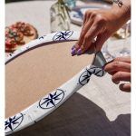 - Supla2li-7628-Gorsel4 - Realhomes  Realhomes Beyaz Zeminli Modern Pusula Desenli Dijital Baskılı Modern 2'li Yuvarlak Servis Altlığı - Supla Realhomes