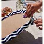 Realhomes Beyaz Zemin Üzerinde Lacivert Renki Geometrik Çizimli 2'li Yuvarlak Servis Altlığı - Supla Realhomes