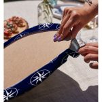 Realhomes Lacivert Zemin Üzerinde Modern Pusula Desenli Dijital Baskılı Modern 2'li Yuvarlak Servis Altlığı - Supla Realhomes