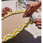 - Supla2li-7634-Gorsel4 - Realhomes Realhomes Beyaz Zemin Üzerinde Sarı Renkli Geometrik Desenli Modern 2'li Yuvarlak Servis Altlığı - Supla Realhomes