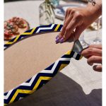 - Supla2li-7635-Gorsel4 - Realhomes  Realhomes Beyaz Zemin Üzerinde Renkli Geometrik Desenli Dijital Baskılı Modern 2'li Yuvarlak Servis Altlığı - Supla Realhomes