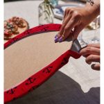 - Supla2li-7685-Gorsel4 - Realhomes  Realhomes Renkli Zemin Üzerinde Çapa Desenli Dijital Baskılı Modern 2'li Yuvarlak Servis Altlığı - Supla Realhomes