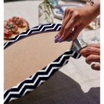 Realhomes Renkli Zemin Üzerinde Geometrik Zigzag Desenli Çapa 2'li Yuvarlak Servis Altlığı - Supla Realhomes