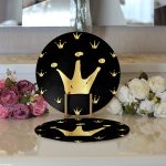 - Supla2li-7694-Gorsel3 - Realhomes Realhomes Siyaz Zemin Üzerinde Gold Detaylı Taç Desenli Dijital Baskılı Modern 2'li Yuvarlak Servis Altlığı - Supla Realhomes