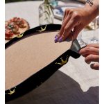 - Supla2li-7694-Gorsel4 - Realhomes Realhomes Siyaz Zemin Üzerinde Gold Detaylı Taç Desenli Dijital Baskılı Modern 2'li Yuvarlak Servis Altlığı - Supla Realhomes