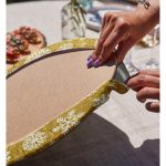 - Supla2li-7708-Gorsel4 - Realhomes Realhomes Gold Zemin Üzerinde Beyaz Renkli Kartanesi Desenli Modern 2'li Yuvarlak Servis Altlığı - Supla Realhomes