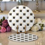 - Supla2li-7717-Gorsel1 - Realhomes Realhomes Beyaz Zemin Üzerinde Gold Detaylı Hediye Paketi Desenli 2'li Yuvarlak Servis Altlığı - Supla Realhomes