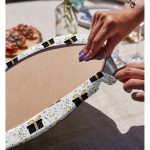 - Supla2li-7717-Gorsel4 - Realhomes Realhomes Beyaz Zemin Üzerinde Gold Detaylı Hediye Paketi Desenli 2'li Yuvarlak Servis Altlığı - Supla Realhomes