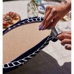 Realhomes Renkli Zemin Üzerinde Modern Çapa Desenli 2'li Yuvarlak Servis Altlığı - Supla Realhomes