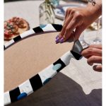 - Supla2li-7735-Gorsel4 - Realhomes  Realhomes Beyaz Zemin Üzerinde Geometrik Çizimli Renkli Puantiyeli 2'li Yuvarlak Servis Altlığı - Supla Realhomes