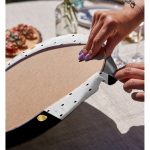 Realhomes Beyaz Zemin Üzerinde Gold Detaylı Modern Manzara Desenli 2'li Yuvarlak Servis Altlığı - Supla Realhomes