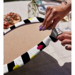 - Supla2li-7799-Gorsel4 - Realhomes Realhomes Beyaz Zemin Üzerinde Modern Siyah Çizgili Renkli Puantiyeli 2'li Yuvarlak Servis Altlığı - Supla Realhomes