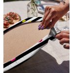 Realhomes Beyaz Zemin Üzerinde Modern Siyah Çizgili Renkli Puantiyeli 2'li Yuvarlak Servis Altlığı - Supla Realhomes