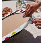 - Supla2li-7811-Gorsel4 - Realhomes Realhomes Beyaz Zemin Üzerinde Modern Siyah Çizgili Renkli Puantiyeli 2'li Yuvarlak Servis Altlığı - Supla Realhomes