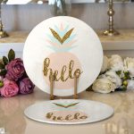 Realhomes Renkli Zemin Üzerinde Gold Detaylı Hello Yazılı Modern 2'li Yuvarlak Servis Altlığı - Supla Realhomes