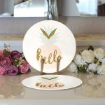 Realhomes Renkli Zemin Üzerinde Gold Detaylı Hello Yazılı Modern 2'li Yuvarlak Servis Altlığı - Supla Realhomes