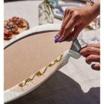 Realhomes Renkli Zemin Üzerinde Gold Detaylı Hello Yazılı Modern 2'li Yuvarlak Servis Altlığı - Supla Realhomes