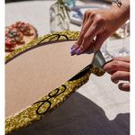 - Supla2li-7840-Gorsel4 - Realhomes  Realhomes Gold Zemin Üzerinde Modern Desen İşlemeli Eldiven Modern 2'li Yuvarlak Servis Altlığı - Supla Realhomes