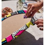 - Supla2li-7843-Gorsel4 - Realhomes  Realhomes Beyaz Zemin Üzerinde Renkli Geometrik Desenli Dijital Baskılı Modern 2'li Yuvarlak Servis Altlığı - Supla Realhomes