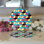 - Supla2li-7849-Gorsel3 - Realhomes Realhomes Renkli Zemin Üzerinde Modern Geometrik Küp Desenli Modern 2'li Yuvarlak Servis Altlığı - Supla Realhomes