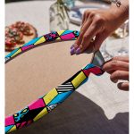 - Supla2li-7849-Gorsel4 - Realhomes Realhomes Renkli Zemin Üzerinde Modern Geometrik Küp Desenli Modern 2'li Yuvarlak Servis Altlığı - Supla Realhomes