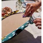 - Supla2li-7862-Gorsel4 - Realhomes Realhomes Renkli Zemin Üzerinde Modern Desenli Dijital Baskılı Modern 2'li Yuvarlak Servis Altlığı - Supla Realhomes