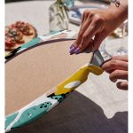 Realhomes Beyaz Zemin Üzerinde Renkli Çizimli Geometrik Desen 2'li Yuvarlak Servis Altlığı - Supla Realhomes