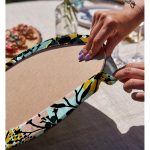 - Supla2li-7888-Gorsel4 - Realhomes Realhomes Beyaz Zemin Üzerinde Pastel Rengarenk Çiçek Desenli Modern 2'li Yuvarlak Servis Altlığı - Supla Realhomes