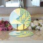 Realhomes Renkli Zemin Üzerinde Geometrik Desenli Yaprak Motifli 2'li Yuvarlak Servis Altlığı - Supla Realhomes