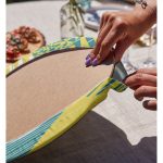 Realhomes Renkli Zemin Üzerinde Geometrik Desenli Yaprak Motifli 2'li Yuvarlak Servis Altlığı - Supla Realhomes