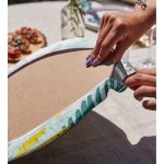 Realhomes Beyaz Zemin Üzerinde Renkli Soyut Çizimli Yaprak Desenli 2'li Yuvarlak Servis Altlığı - Supla Realhomes